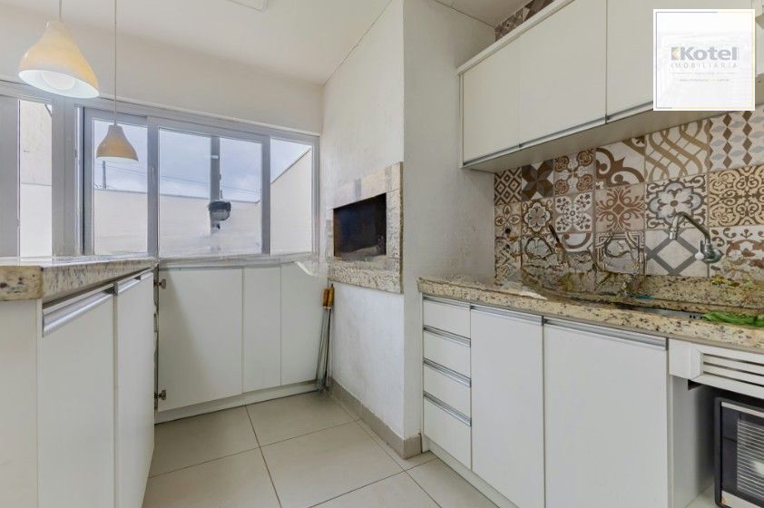 Casa com pátio e churrasqueira em frente à praça – Jardim Sabará