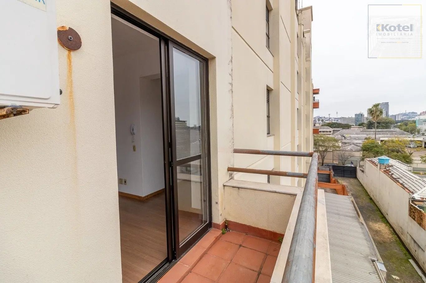 Sala a com 40m² privativos vaga e elevador, na Rua Barão do Gravataí, Menino Deus - Porto Alegre.