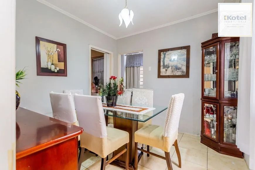 Casa térrea com 3 dormitórios, amplo pátio e 2 vagas de garagem cobertas. — foto 3