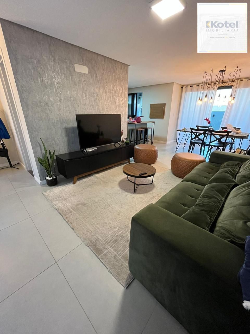 Casa em condomínio com 3 dormitórios, suíte e 2 vagas.
