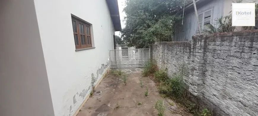 Casa térrea com 2 dormitórios, amplo pátio e 3 vagas. — foto 3