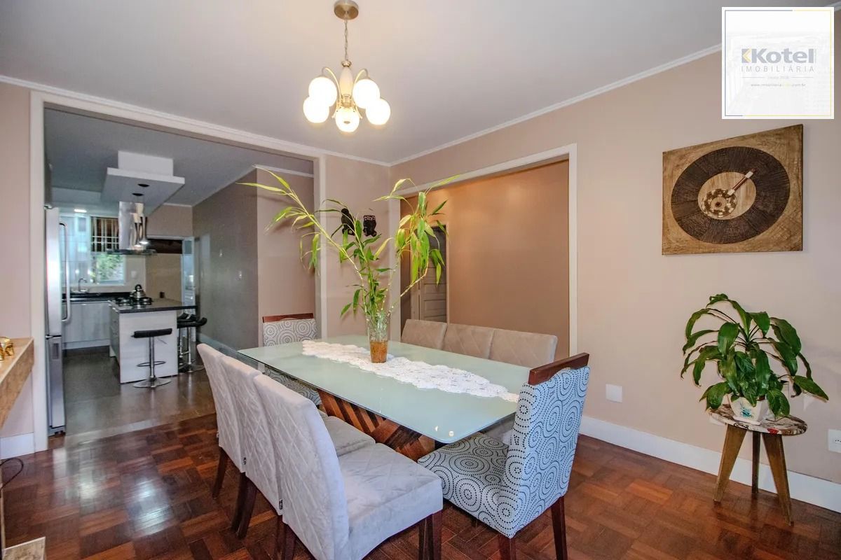 Casa Reformada com 5 Dormitórios e Amplo Pátio