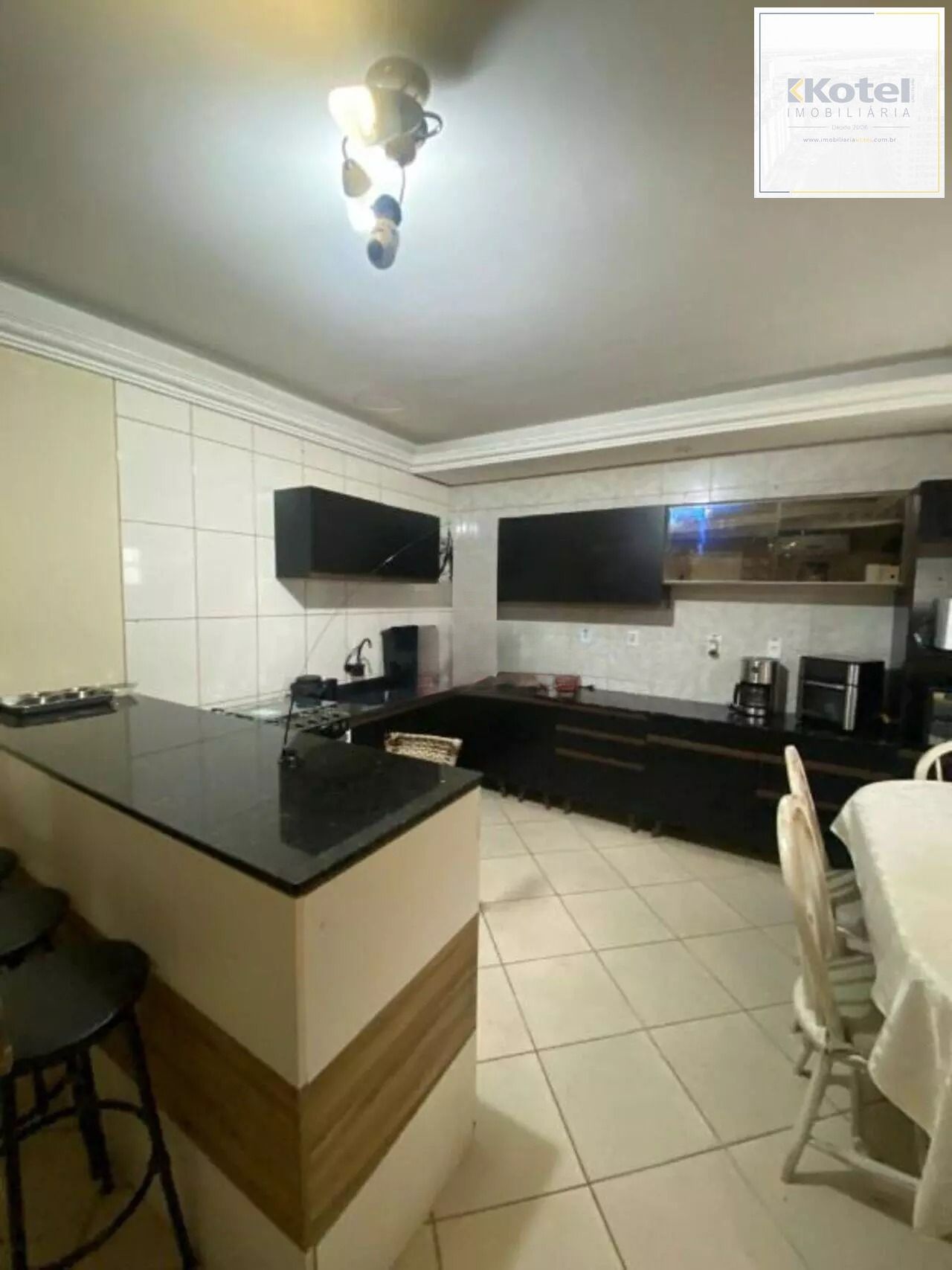 Casa com Duas Residências e Pátio Amplo no Bairro Tranquilo — foto 4