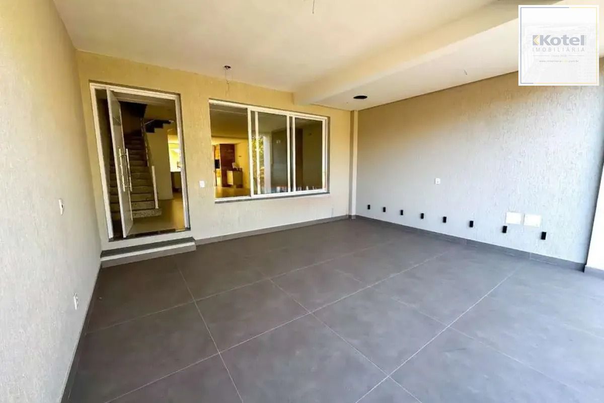 Casa com 3 dormitórios, suíte, churrasqueira, lareira e 2 vagas de garagem.