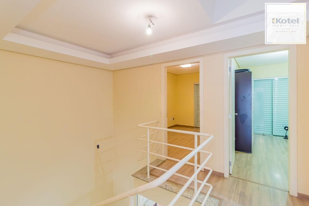 Casa com 3 dormitórios, suíte, lavabo e amplo pátio.
