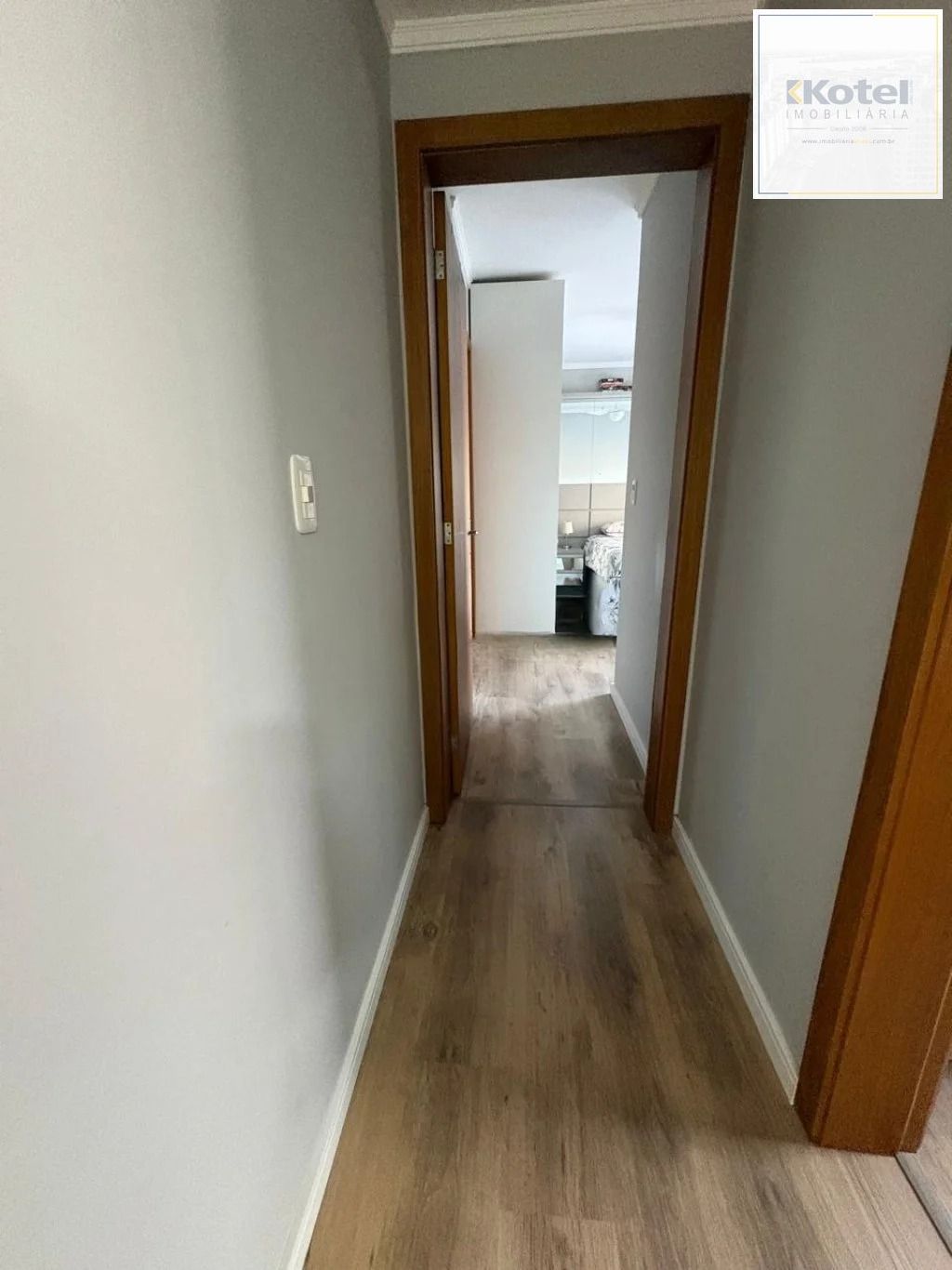 Apartamento com 2 dormitórios, suíte, sacada e churrasqueira. — foto 3