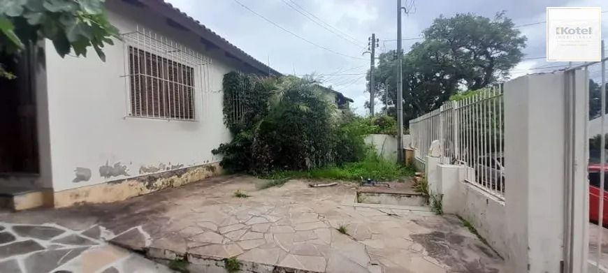 Casa térrea com 2 dormitórios, amplo pátio e 3 vagas. — foto 2