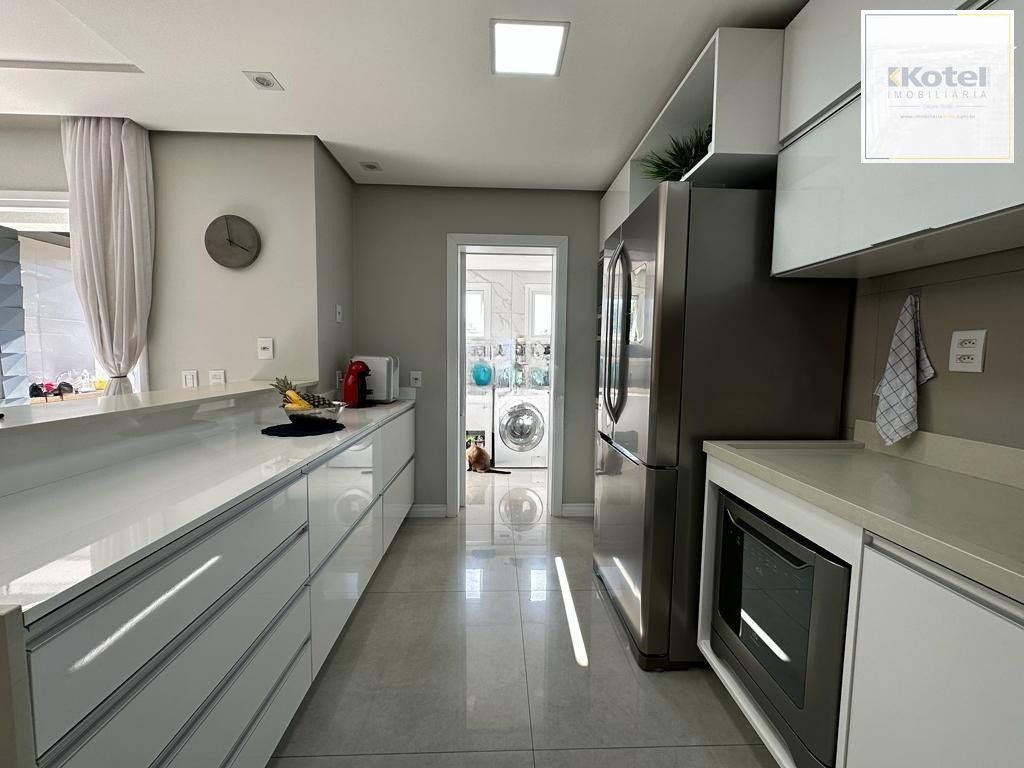 Casa em condomínio com 3 dormitórios, suíte master, espaço gourmet com piscina.