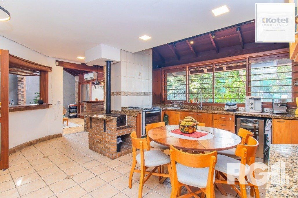 Casa espaçosa com 3 dormitórios, pátio com piscina e 4 vagas — foto 4