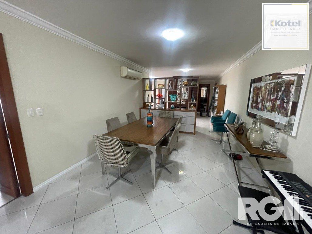 Apartamento com 3 dormitórios, 1 suíte, lavabo, 2 vagas cobertas, semimobiliado, churrasqueira e lareira.