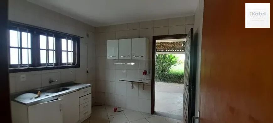 Casa térrea com 2 dormitórios, amplo pátio e 3 vagas. — foto 4