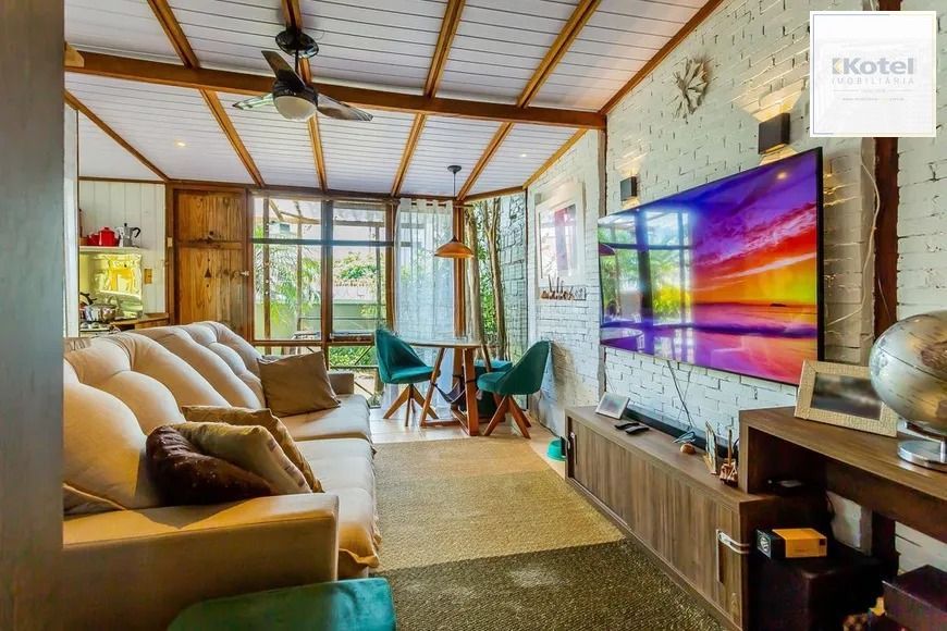 Casa térrea com 3 dormitórios, amplo pátio e 2 vagas de garagem cobertas. — foto 5