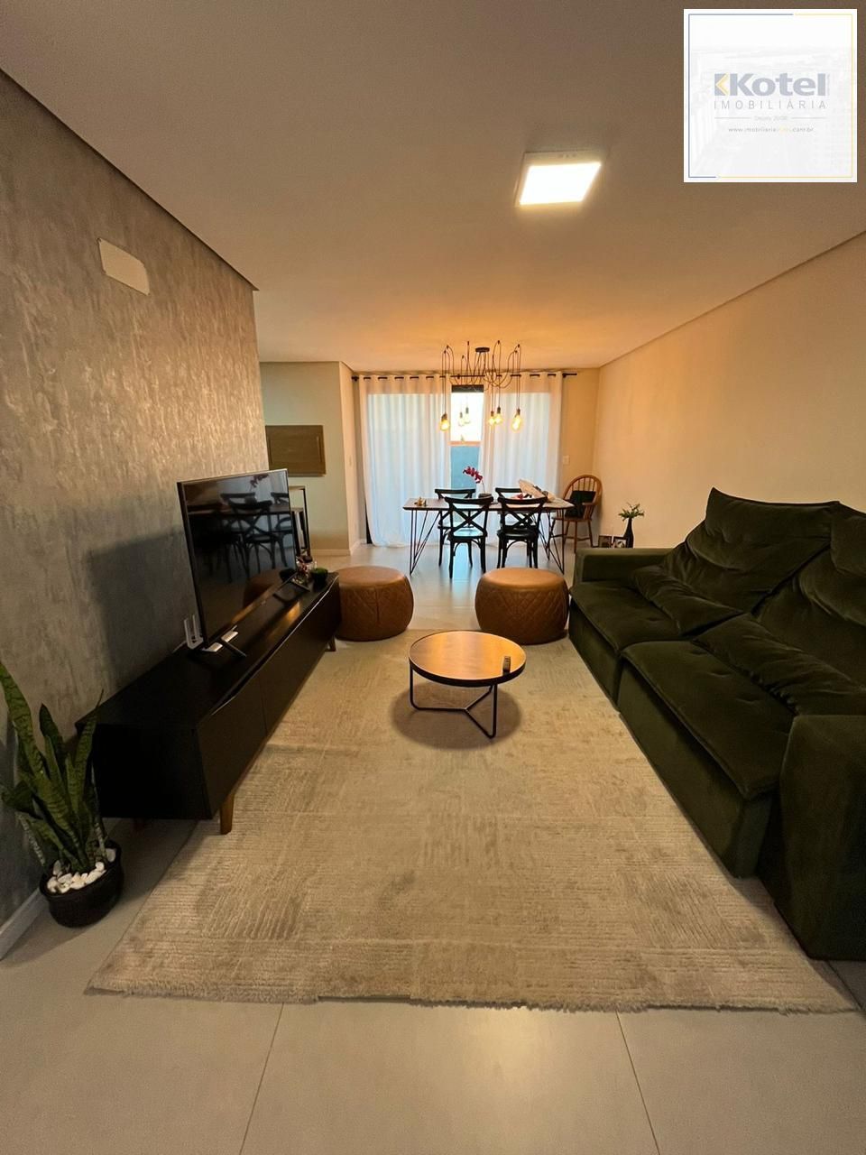 Casa em condomínio com 3 dormitórios, suíte e 2 vagas.