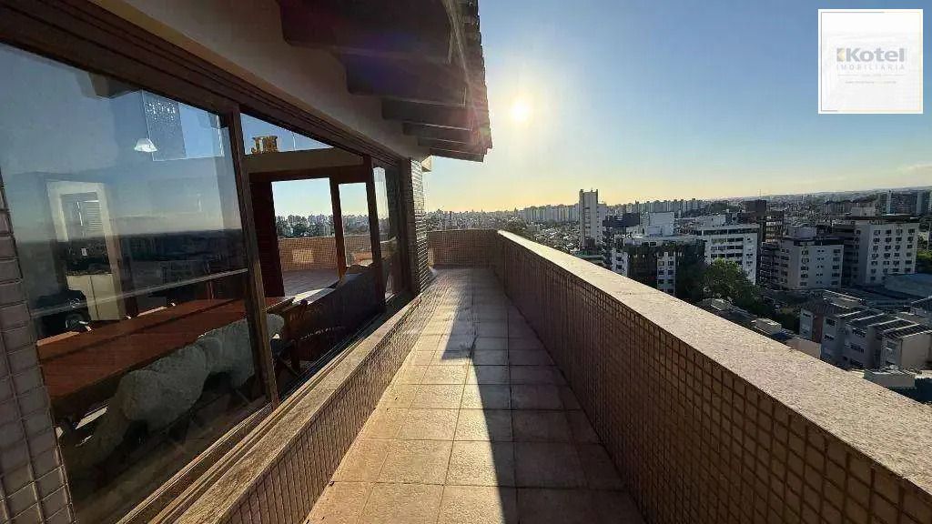 Cobertura com 4 dormitórios, 2 suítes, lavabo e 3 vagas de garagem.