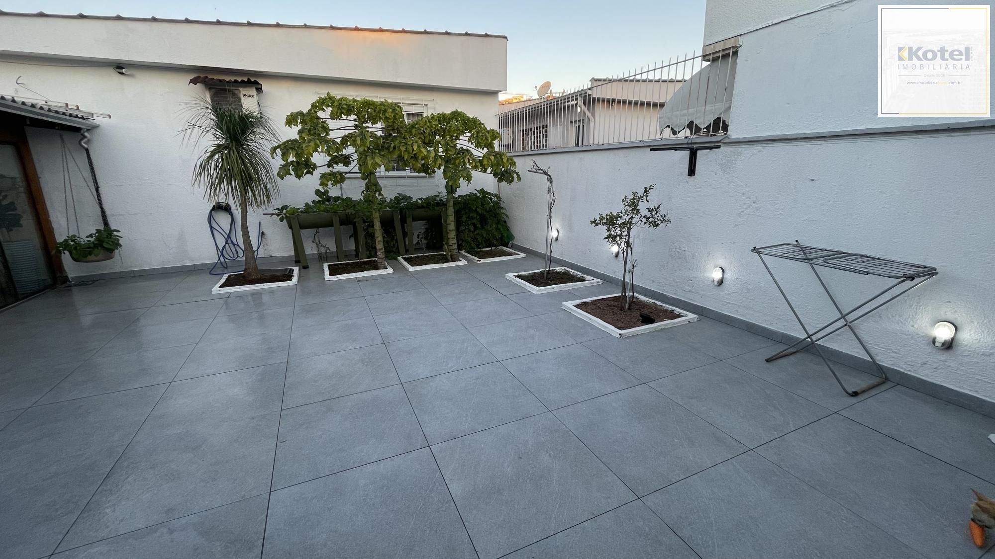 Casa com 3 dormitórios, suíte, churrasqueira, espaço gourmet e amplo pátio.