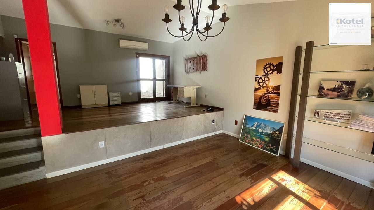 Casa com 4 dormitórios suite, e amplo patio - Jardim Planalto em frente a praça