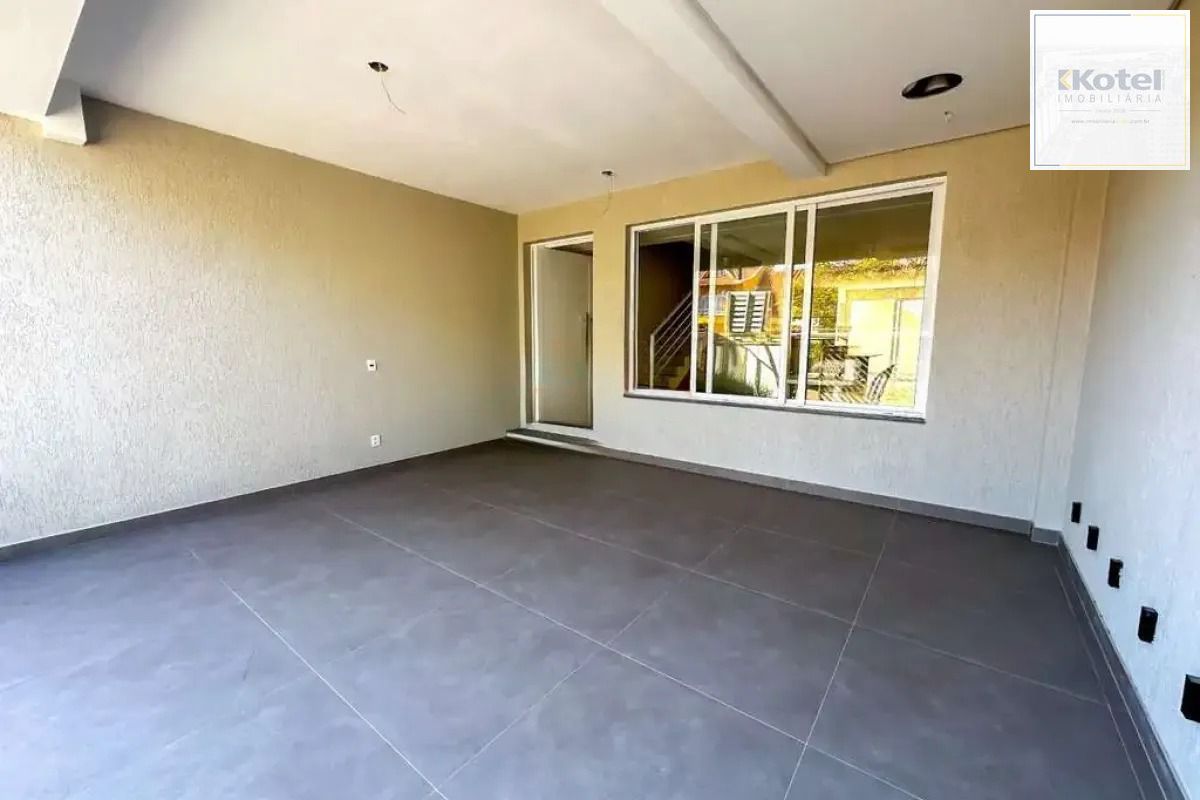 Casa com 3 dormitórios, suíte, churrasqueira, lareira e 2 vagas de garagem.