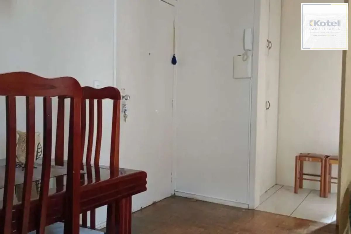Apartamento com 2 dormitórios semimobiliado. — foto 2