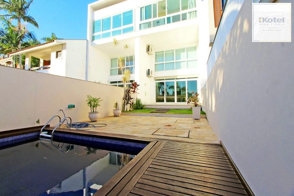 Casa semimobiliada com 3 suítes, piscina e 4 vagas na Chácara das Pedras