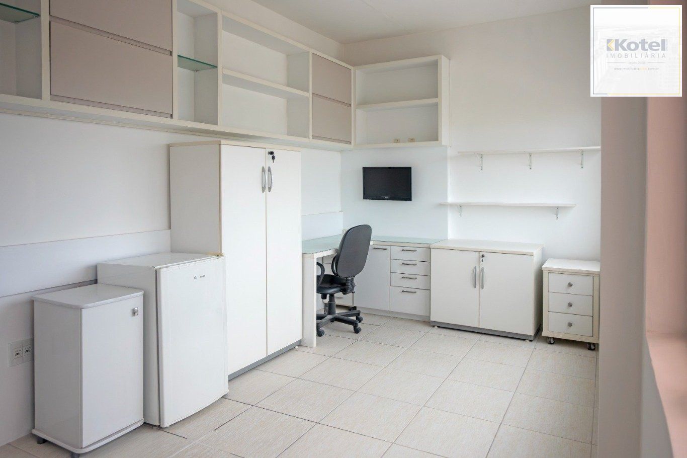 Ótima oportunidade de Sala comercial, semi-mobiliada na Av. Assis Brasil