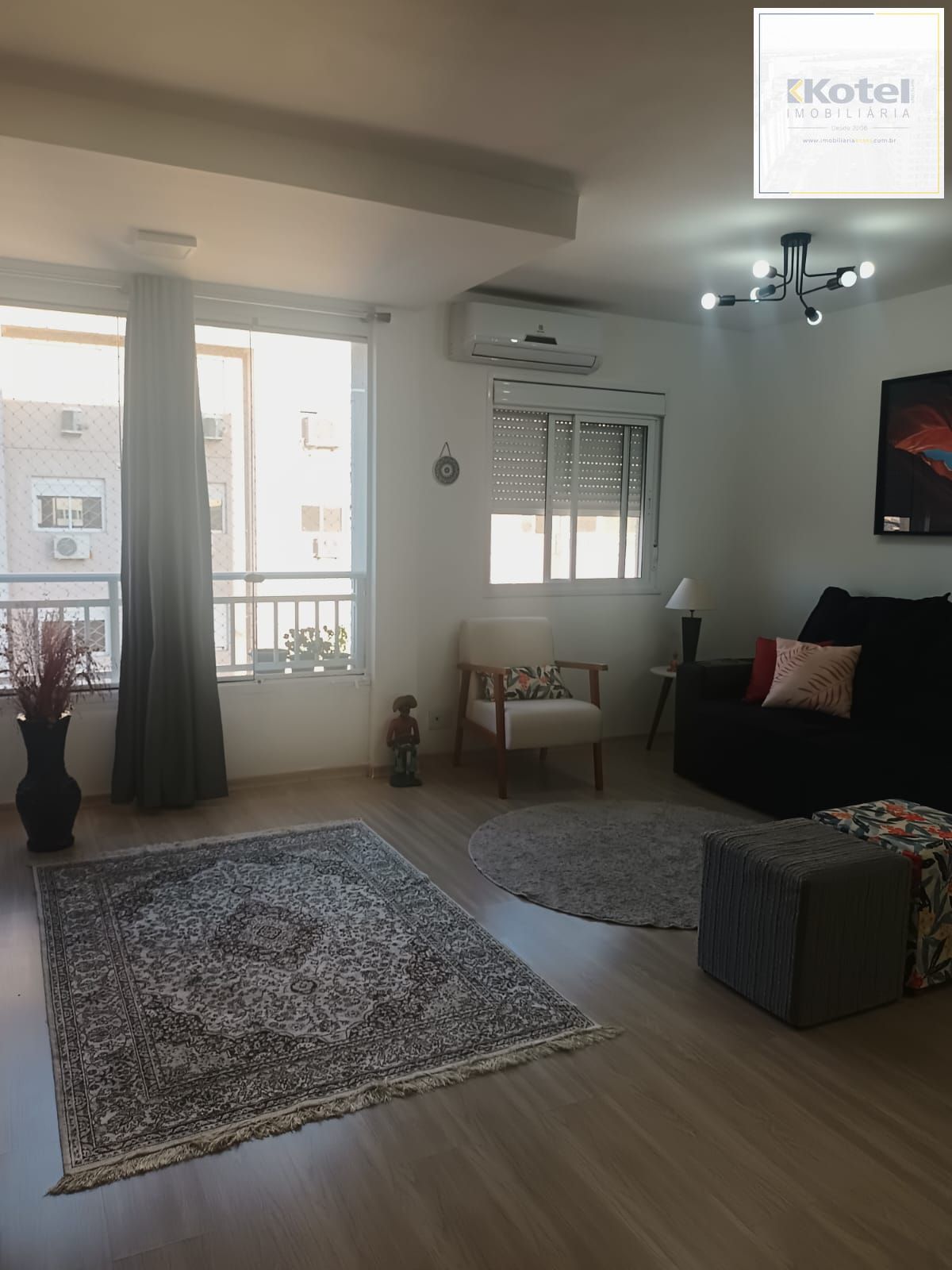 Apartamento de 3 dormitórios com living estendido, semi mobiliado, suíte e churrasqueira.