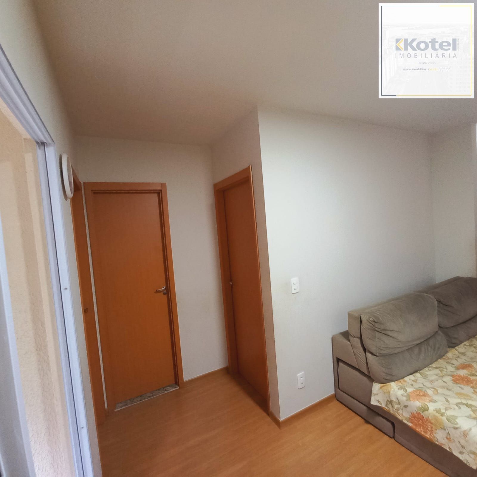 Apartamento 2 Dormitórios, sacada com churrasquieira, 1 vaga  Portaria 24h — foto 4