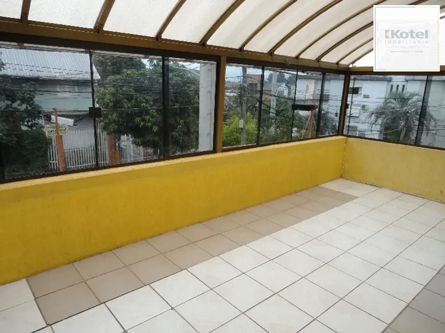 Casa com três dormitórios, suíte, piscina e 3 vagas. — foto 4