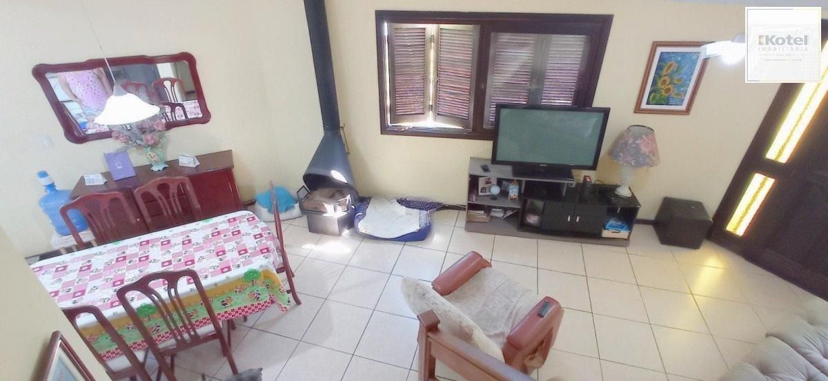 Casa com 4 dormitórios, sótão e amplo pátio próxima ao Hospital Cristo Redentor