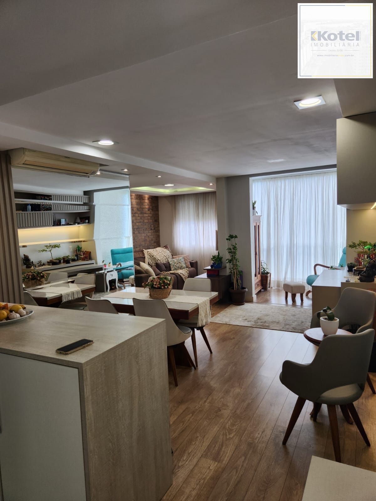 Apartamento Semimobiliado com Living Estendido no Alto Petrópolis
