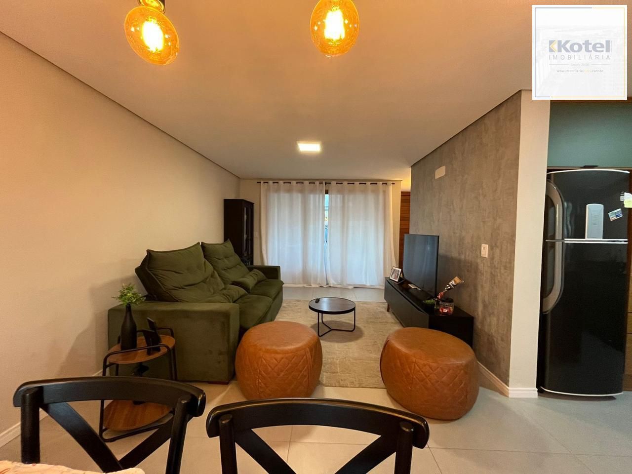 Casa em condomínio com 3 dormitórios, suíte e 2 vagas.