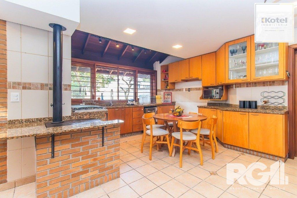 Casa espaçosa com 3 dormitórios, pátio com piscina e 4 vagas — foto 3