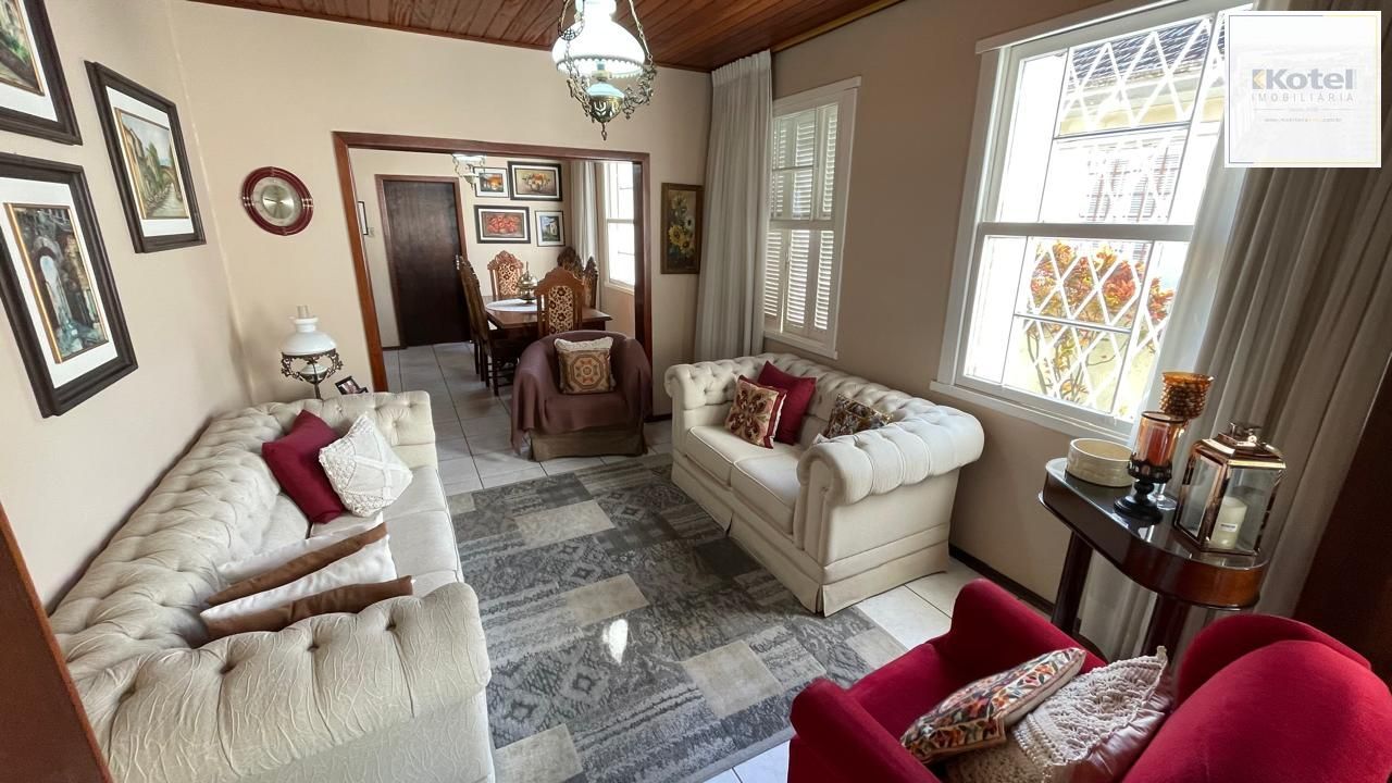 Casa com pátio com 3 dormitórios, 2 banheiros e 4 vagas. — foto 3