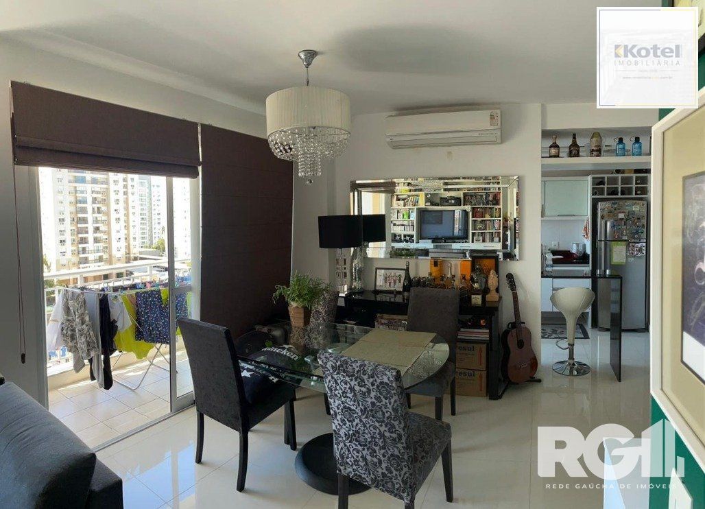 Apartamento à venda com 2 dormitórios transformado em 1 (facilmente reversível), suíte, com  69,04m², 2 vagas de garagem.