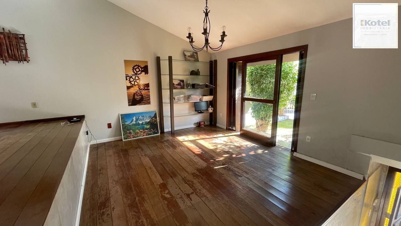 Casa com 4 dormitórios suite, e amplo patio - Jardim Planalto em frente a praça