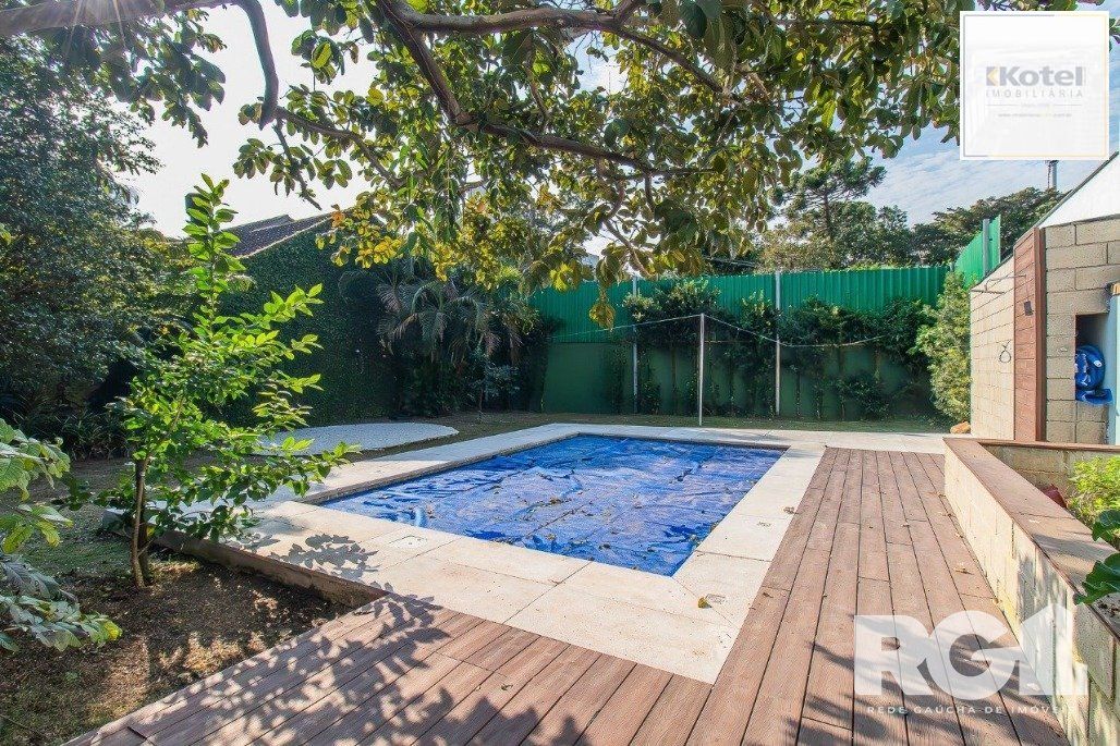 Casa espaçosa com 3 dormitórios, pátio com piscina e 4 vagas — foto 2
