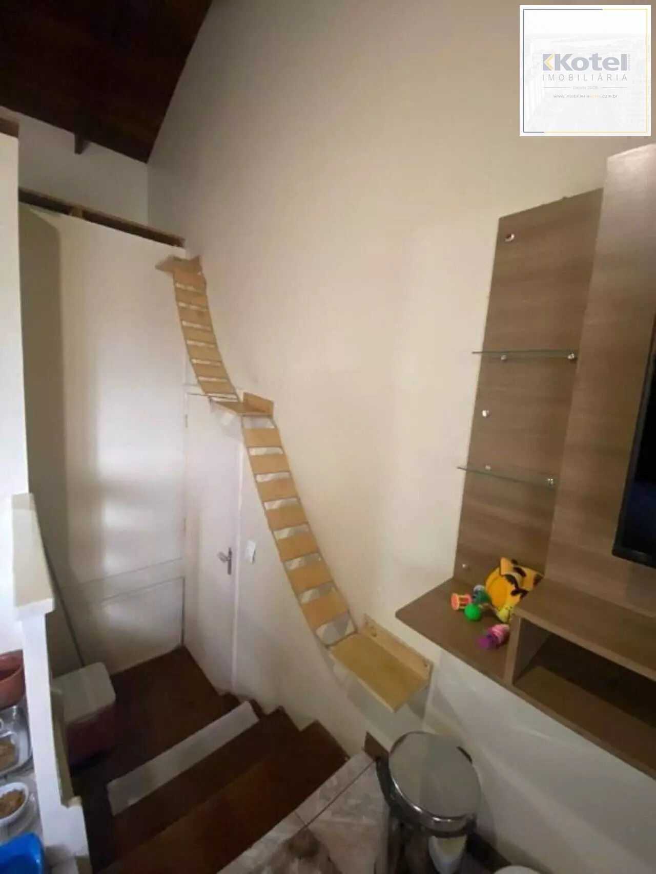 Casa com Duas Residências e Pátio Amplo no Bairro Tranquilo — foto 5
