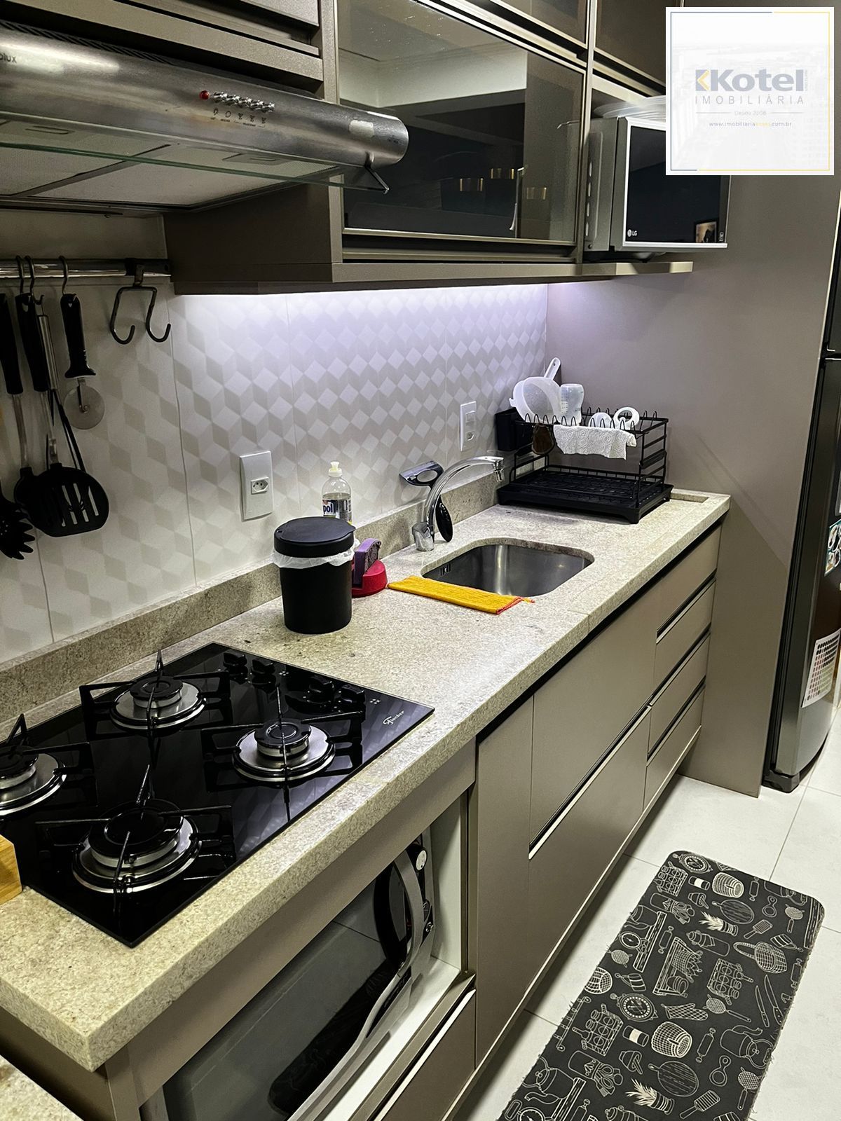 Apartamento mobiliado 2 dormitórios com suíte e 2 vagas em Petrópolis Poa — foto 2