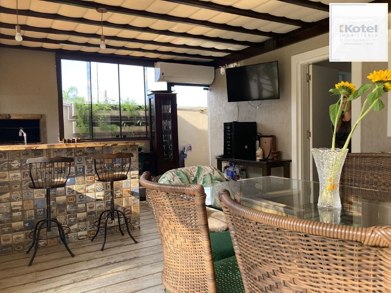 Casa/Sobrado Semimobiliado com 3 Dormitórios, Suíte e Amplo Pátio no Rio Branco