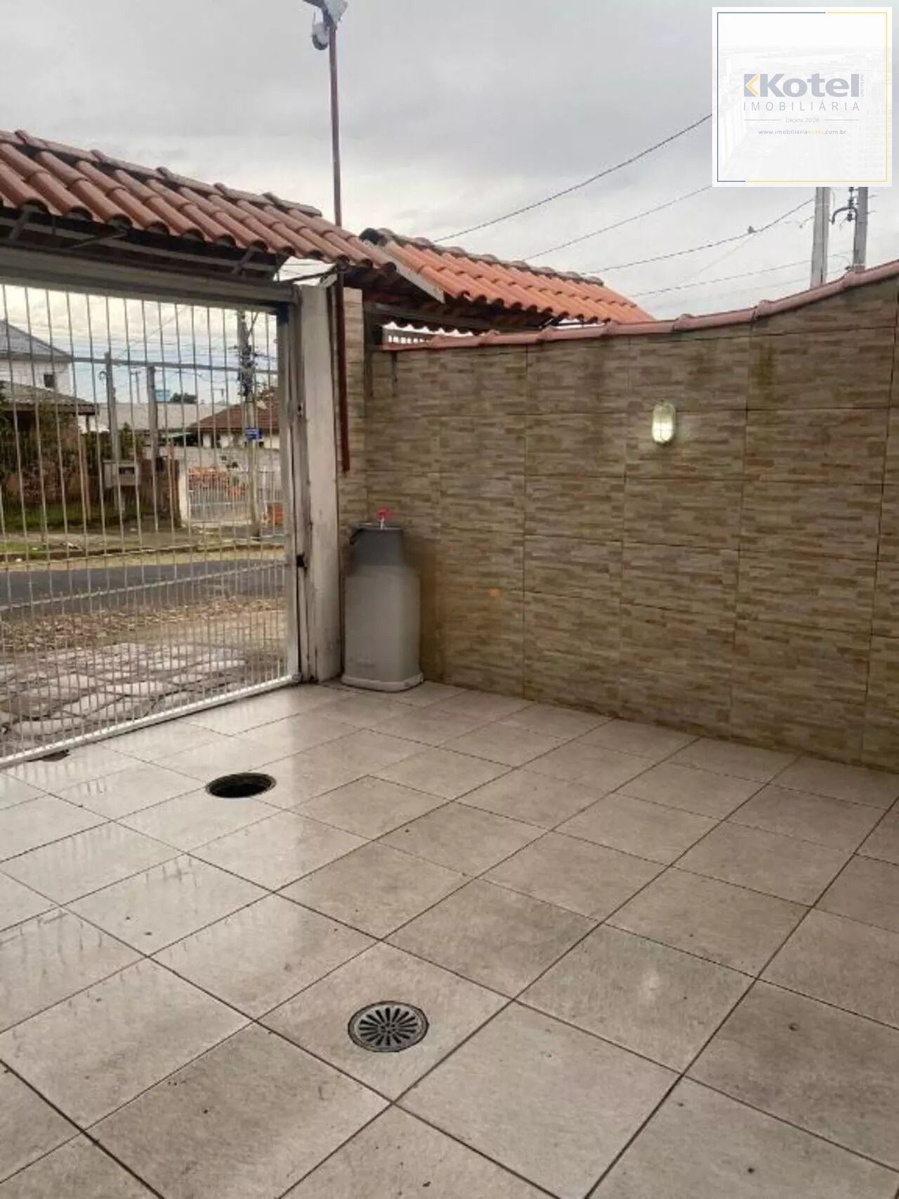 Casa com Duas Residências e Pátio Amplo no Bairro Tranquilo — foto 2