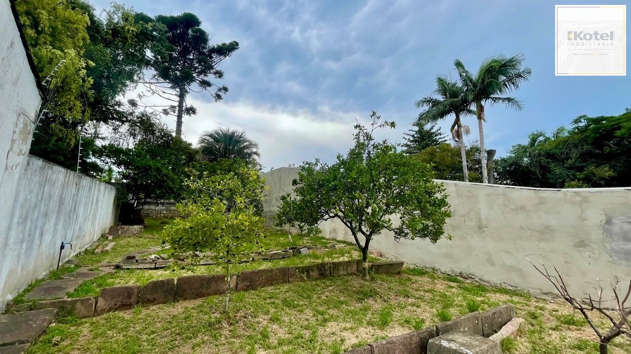 Casa com living integrado, churrasqueira e amplo terreno — foto 2