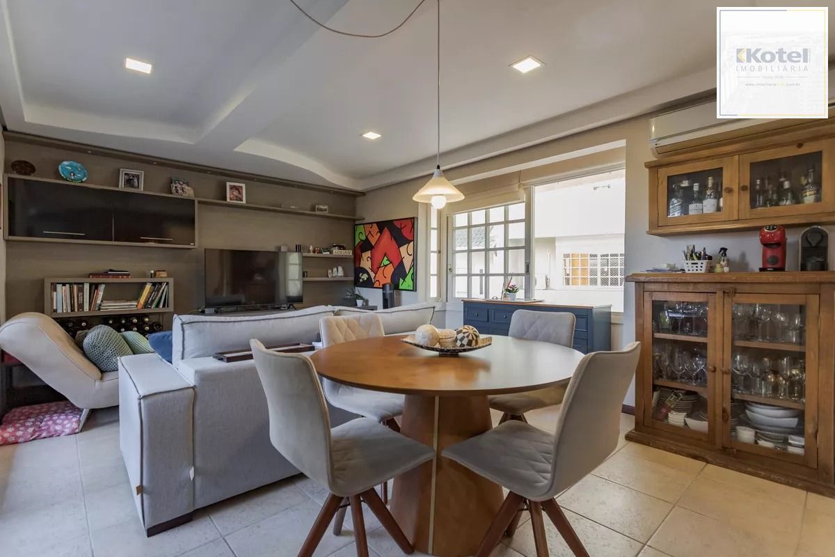 Casa em condomínio com 3 dormitórios, suíte e 2 vagas