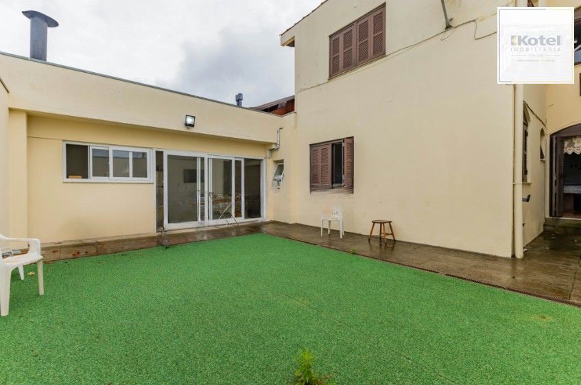 Casa com pátio e churrasqueira em frente à praça – Jardim Sabará