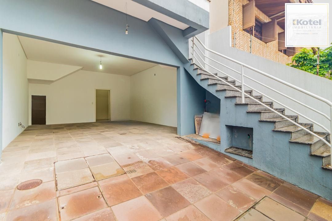 Casa com 3 dormitórios, suíte, lavabo e amplo pátio.