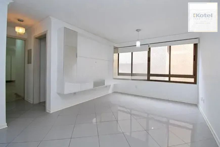 Apartamento com 2 dormitórios, suíte, churrasqueira e vaga de garagem. — foto 2