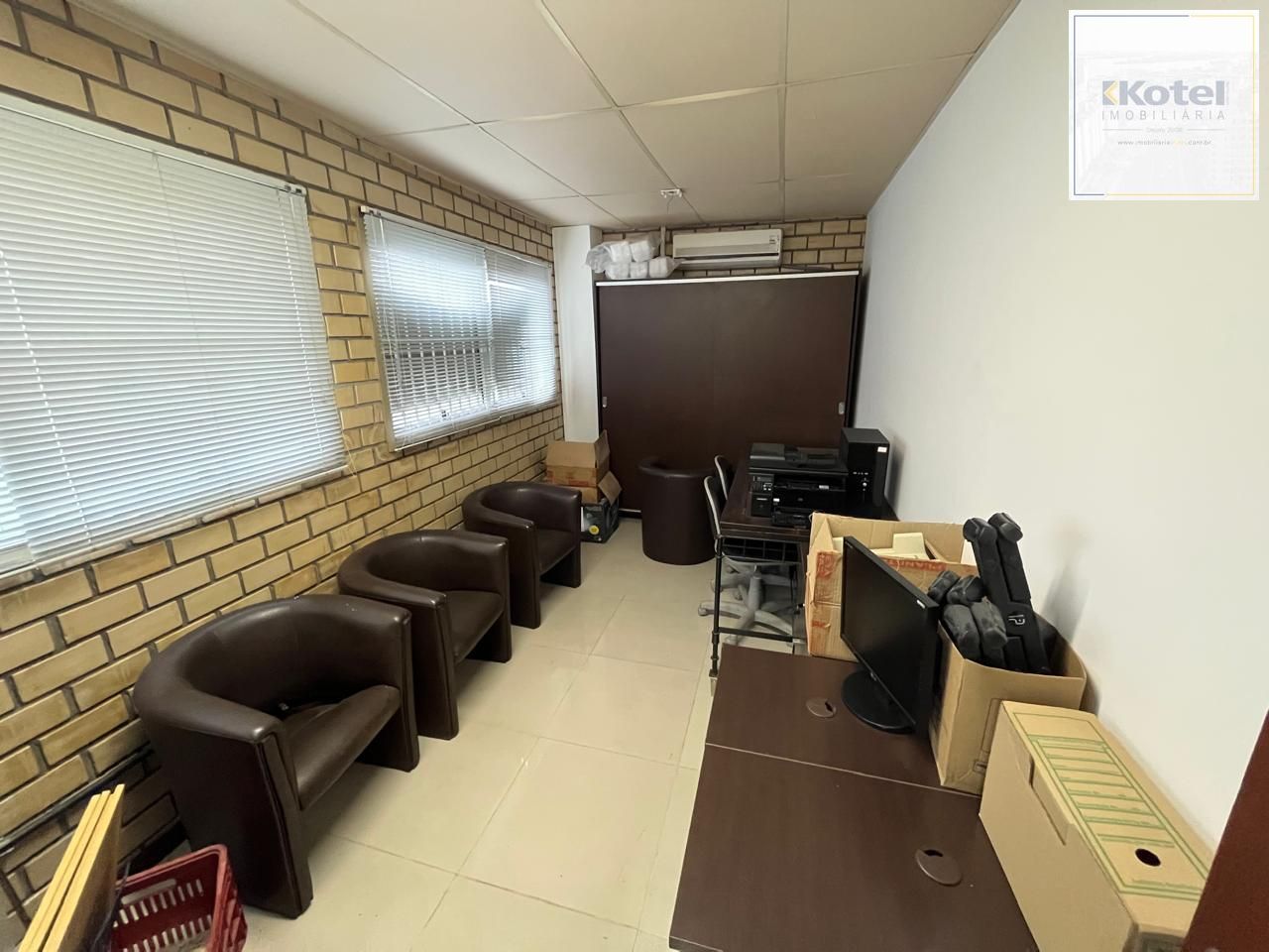 Prédio Comercial à venda com 5 salas, 400m², 6 vagas, Rua Laudelino Freire no bairro Sarandi em Porto Alegre