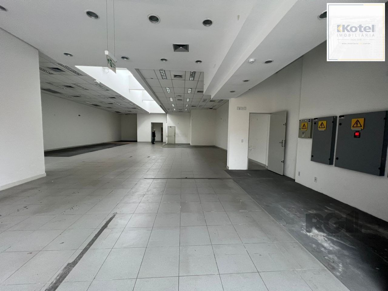 Loja para Venda - 450m², 0 dormitórios, 1 vaga - Petrópolis — foto 2