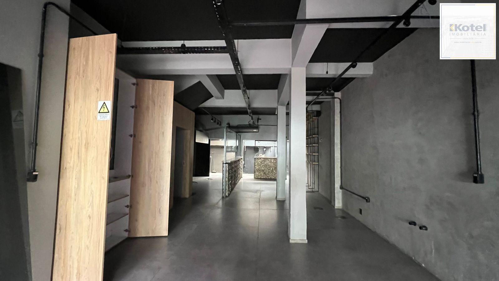 Loja com 90m², localizada no bairro Auxiliadora em Porto Alegre/RS.