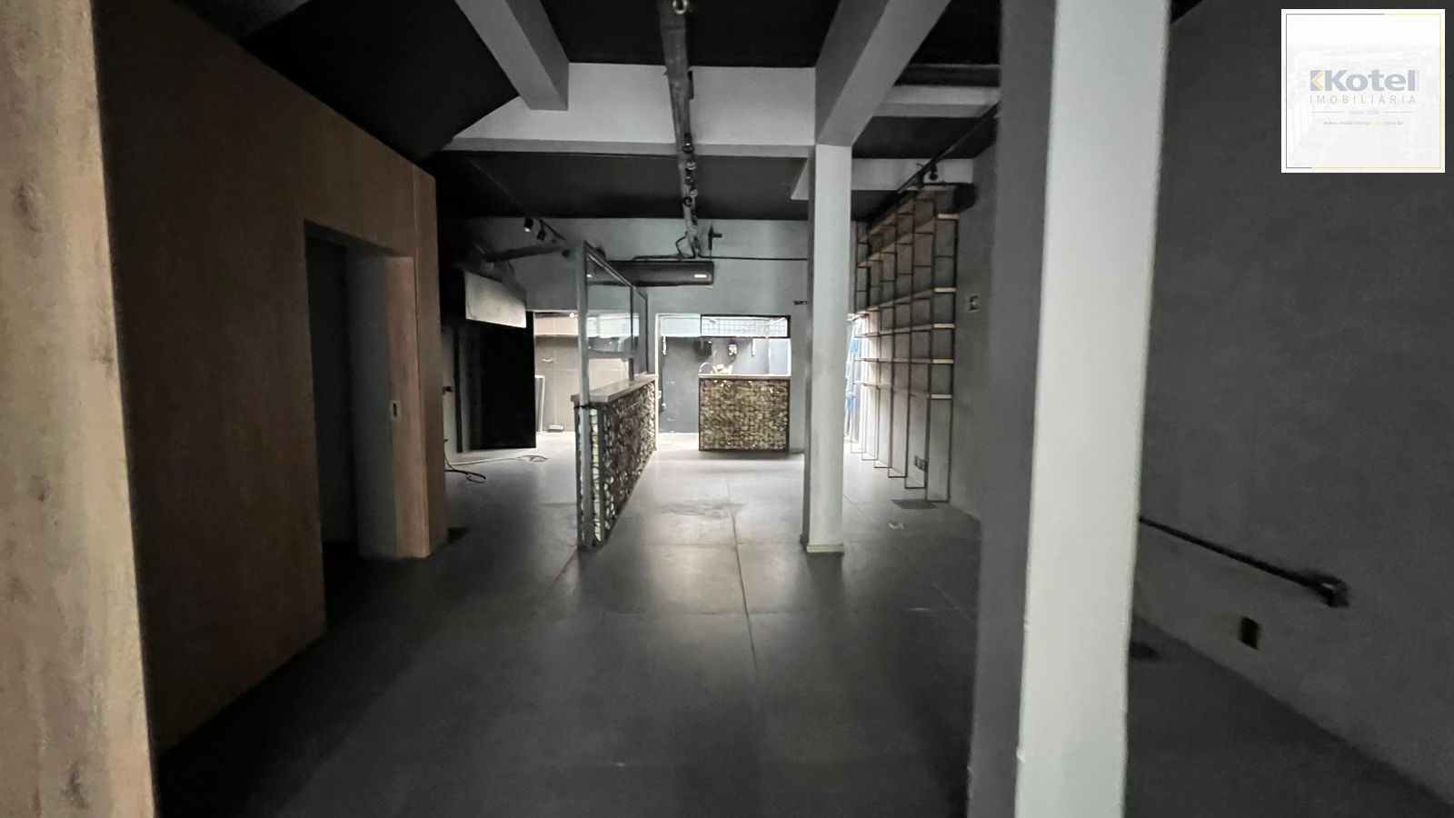 Loja com 90m², localizada no bairro Auxiliadora em Porto Alegre/RS.