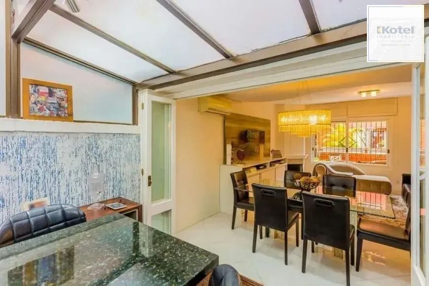 Casa com 214m², localizado no bairro Vila Jardim em Porto Alegre/RS.
