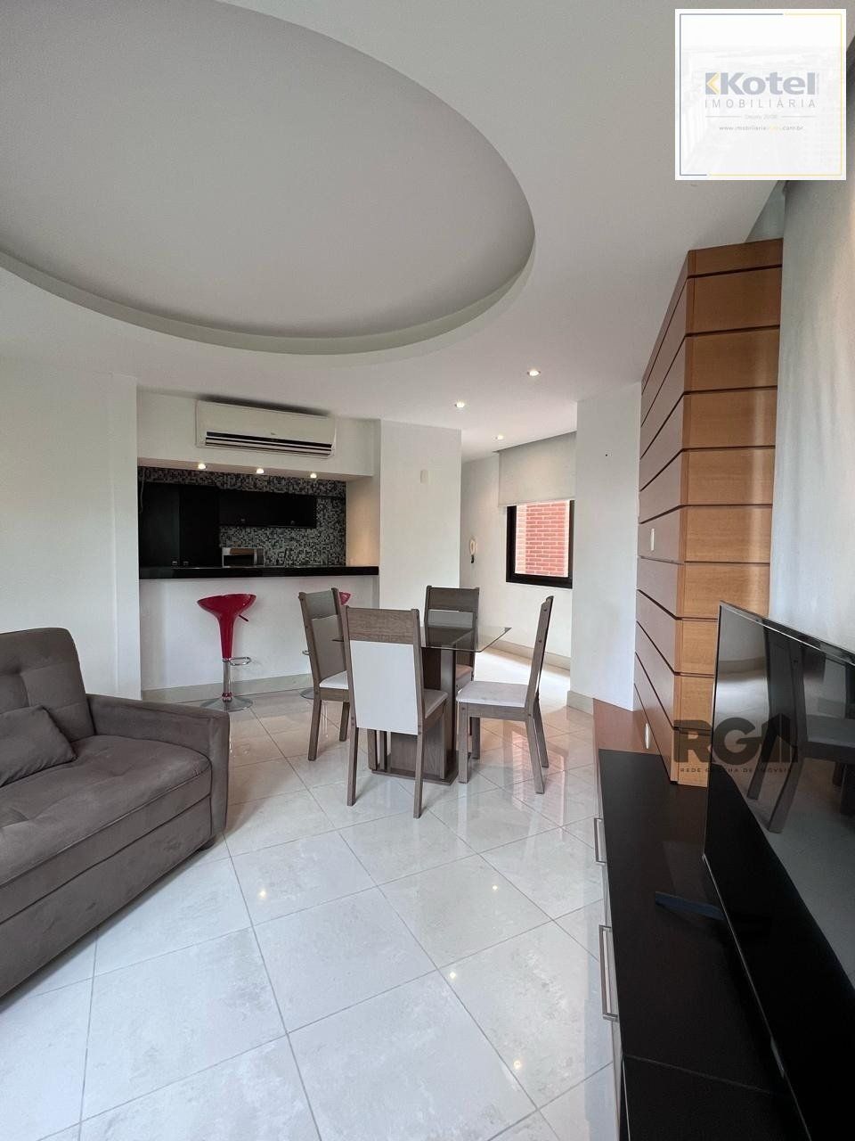 Excelente apartamento inteiramente decorado e mobiliado, com ótimo acabamento em localização privilegiada.